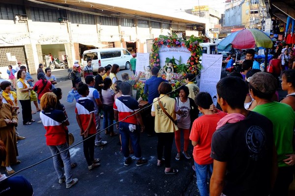 Philippines: Chùm ảnh Phật đản tổ chức xe hoa di động cho dân Phi tắm Phật chốn đô thị