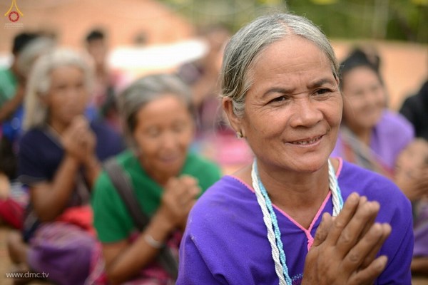 Chùm ảnh: Tăng sĩ trẻ Thái Lan khất thực kết duyên xây chùa