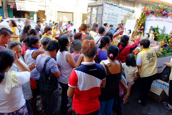 Philippines: Chùm ảnh Phật đản tổ chức xe hoa di động cho dân Phi tắm Phật chốn đô thị