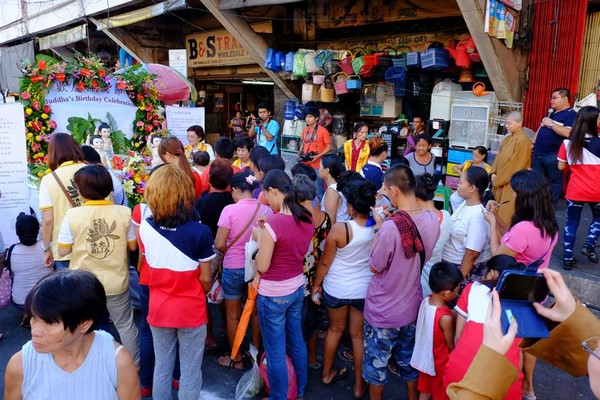 Philippines: Chùm ảnh Phật đản tổ chức xe hoa di động cho dân Phi tắm Phật chốn đô thị