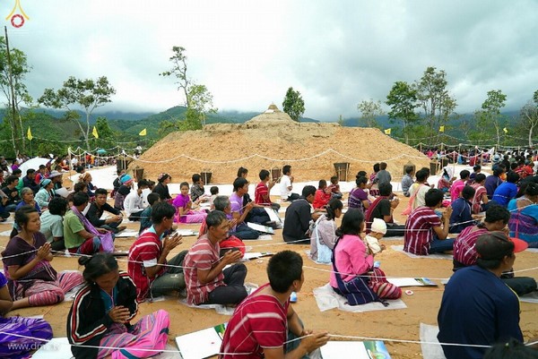 Chùm ảnh: Tăng sĩ trẻ Thái Lan khất thực kết duyên xây chùa