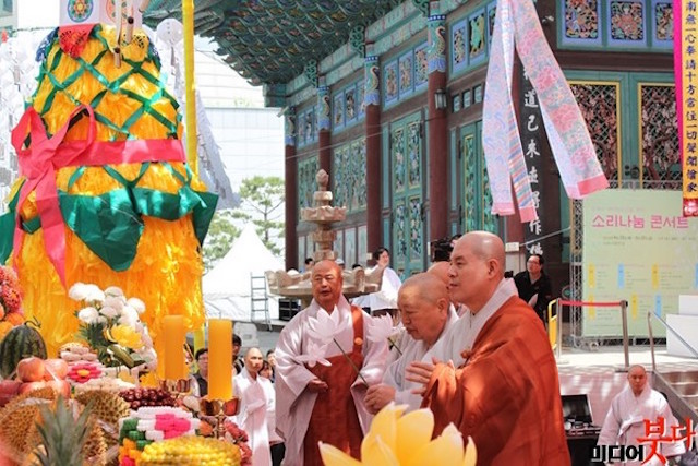 Hàn Quốc: Chùm ảnh Lễ Trai đàn Vô Già Hội hơn 300 nghìn người tham dự
