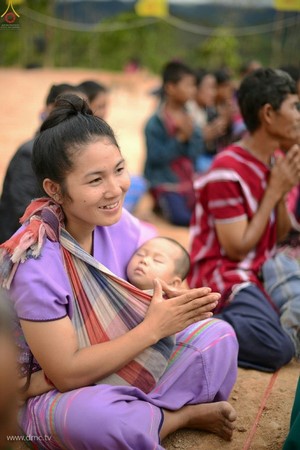 Chùm ảnh: Tăng sĩ trẻ Thái Lan khất thực kết duyên xây chùa