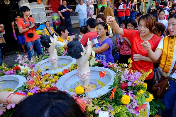 Philippines: Chùm ảnh Phật đản tổ chức xe hoa di động cho dân Phi tắm Phật chốn đô thị