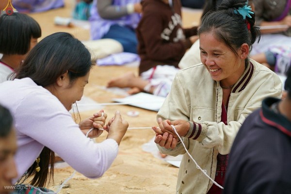 Chùm ảnh: Tăng sĩ trẻ Thái Lan khất thực kết duyên xây chùa