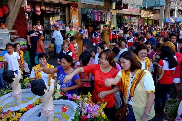 Philippines: Chùm ảnh Phật đản tổ chức xe hoa di động cho dân Phi tắm Phật chốn đô thị