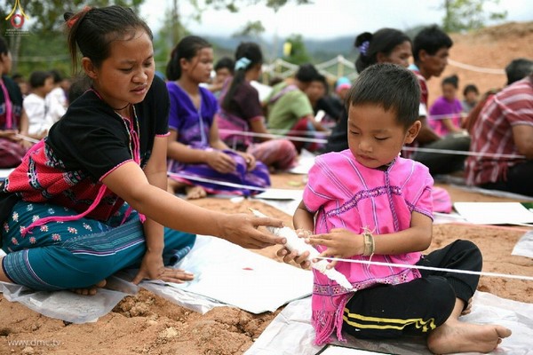 Chùm ảnh: Tăng sĩ trẻ Thái Lan khất thực kết duyên xây chùa