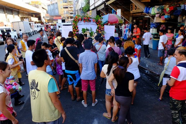 Philippines: Chùm ảnh Phật đản tổ chức xe hoa di động cho dân Phi tắm Phật chốn đô thị