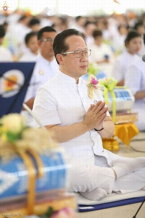 Thái Lan: Chùm ảnh lễ dâng áo mưa và đèn chiếu sáng mùa Hạ tại Dhammakaya