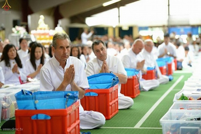 Đức Quốc: Chùm ảnh Lễ Loknimit Okpattsima tại chùa  Wat Phra Dhammakaya, bang Bavaria