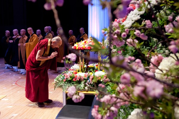 Đức Đạt Lai Lạt Ma chắp tay kính lễ Tôn tượng Phật Thích Ca đản sinh trước khi Khai mạc Lễ kỷ niệm lần thứ 40 của Hiệp hội Tăng sĩ trẻ Thiền phái Tào Động Nhật Bản (AJSYPA). 08/04/2015. (Ảnh: Tenzin Jigme)