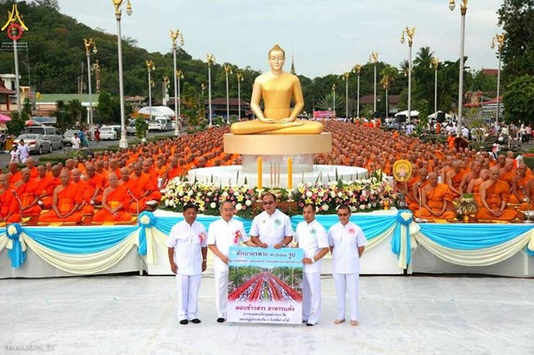 Thái Lan: Chùm ảnh dâng hoa cúng dường, gạo, thực phẩm cho chư Tăng mùa Hạ