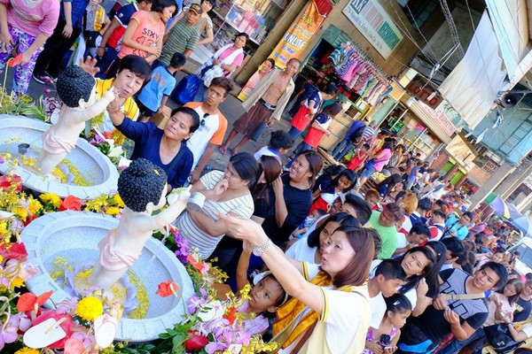 Philippines: Chùm ảnh Phật đản tổ chức xe hoa di động cho dân Phi tắm Phật chốn đô thị
