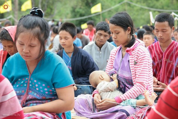 Chùm ảnh: Tăng sĩ trẻ Thái Lan khất thực kết duyên xây chùa
