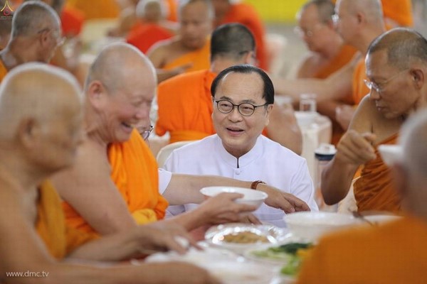 Thái Lan: Chùm ảnh Sự kiện Ngày Trái Đất tổ chức tại Tu viện viện Wat Phra Dhammakaya, Bangkok