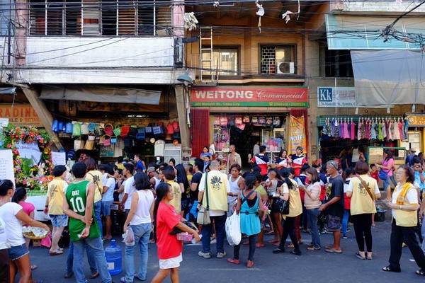 Philippines: Chùm ảnh Phật đản tổ chức xe hoa di động cho dân Phi tắm Phật chốn đô thị