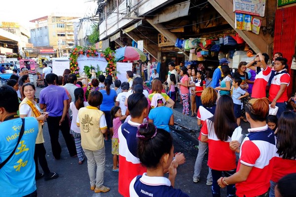 Philippines: Chùm ảnh Phật đản tổ chức xe hoa di động cho dân Phi tắm Phật chốn đô thị