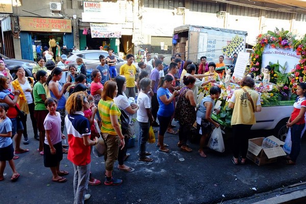 Philippines: Chùm ảnh Phật đản tổ chức xe hoa di động cho dân Phi tắm Phật chốn đô thị