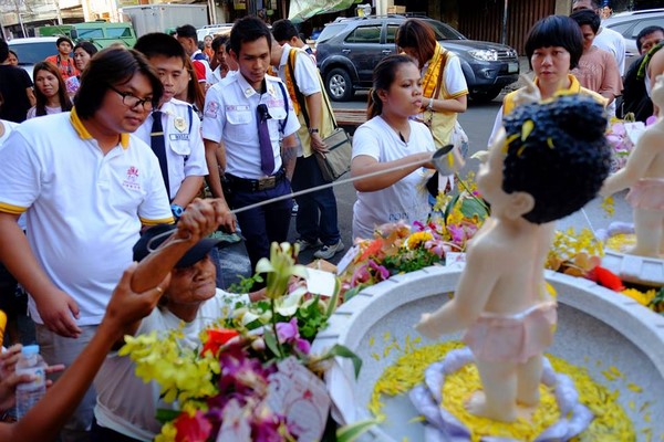 Philippines: Chùm ảnh Phật đản tổ chức xe hoa di động cho dân Phi tắm Phật chốn đô thị