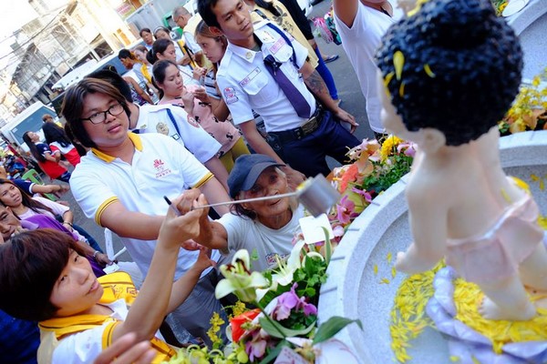 Philippines: Chùm ảnh Phật đản tổ chức xe hoa di động cho dân Phi tắm Phật chốn đô thị