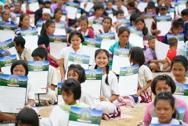 Chùm ảnh: Tăng sĩ trẻ Thái Lan khất thực kết duyên xây chùa
