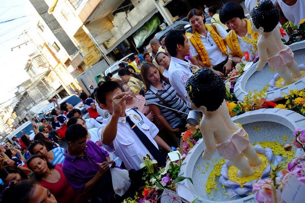 Philippines: Chùm ảnh Phật đản tổ chức xe hoa di động cho dân Phi tắm Phật chốn đô thị