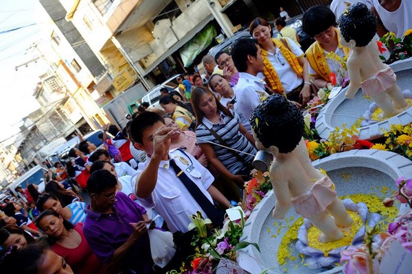 Philippines: Chùm ảnh Phật đản tổ chức xe hoa di động cho dân Phi tắm Phật chốn đô thị