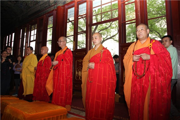 Trung Quốc: Phật giáo quyên góp cứu trợ nạn động đất ở Nepal