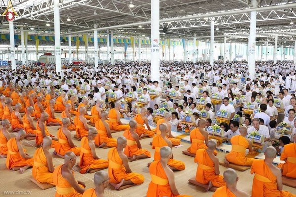 Thái Lan: Chùm ảnh lễ dâng áo mưa và đèn chiếu sáng mùa Hạ tại Dhammakaya