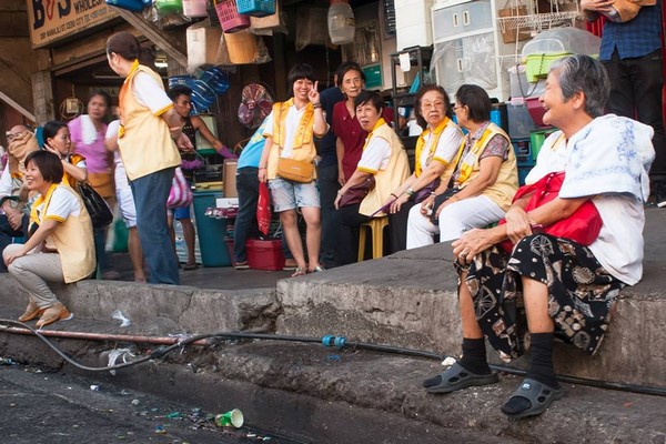 Philippines: Chùm ảnh Phật đản tổ chức xe hoa di động cho dân Phi tắm Phật chốn đô thị