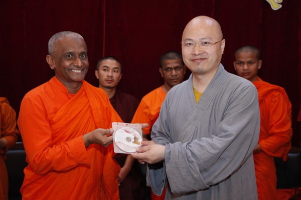 Trưởng lão trung tâm thiền Dhamma Siri giao lưu Tứ Tổ Tự, Hồ Bắc, Trung Quốc