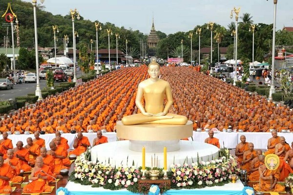 Thái Lan: Chùm ảnh dâng hoa cúng dường, gạo, thực phẩm cho chư Tăng mùa Hạ