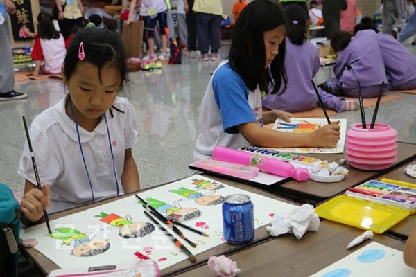 HànQuốc: 600 Thiếu niên Phật tử họa vẽ hội văn hoá Baekiljang