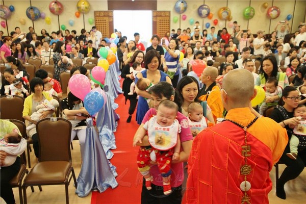 Hồng Kông: Lễ Phật đản chân dung và tấm gương gia đình hạnh phúc