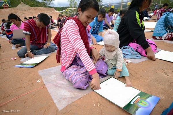 Chùm ảnh: Tăng sĩ trẻ Thái Lan khất thực kết duyên xây chùa