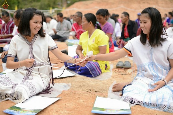 Chùm ảnh: Tăng sĩ trẻ Thái Lan khất thực kết duyên xây chùa