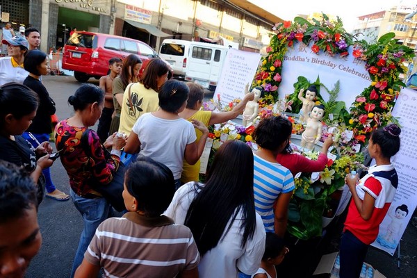 Philippines: Chùm ảnh Phật đản tổ chức xe hoa di động cho dân Phi tắm Phật chốn đô thị