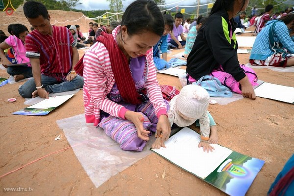 Chùm ảnh: Tăng sĩ trẻ Thái Lan khất thực kết duyên xây chùa