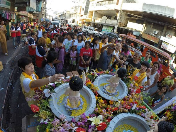 Philippines: Chùm ảnh Phật đản tổ chức xe hoa di động cho dân Phi tắm Phật chốn đô thị