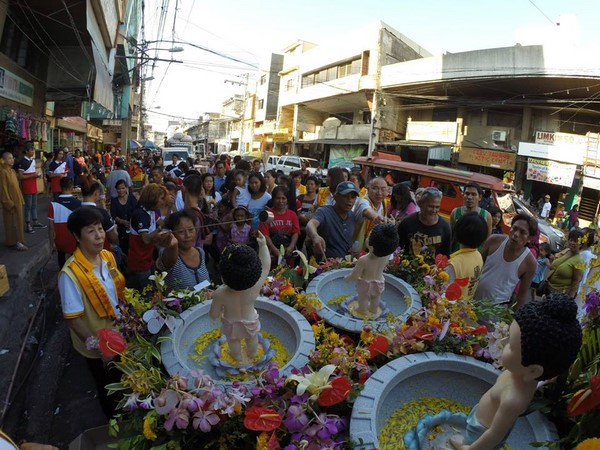Philippines: Chùm ảnh Phật đản tổ chức xe hoa di động cho dân Phi tắm Phật chốn đô thị