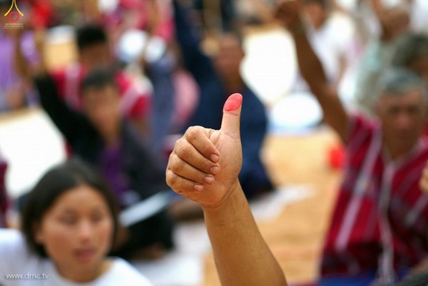 Chùm ảnh: Tăng sĩ trẻ Thái Lan khất thực kết duyên xây chùa