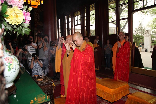 Trung Quốc: Phật giáo quyên góp cứu trợ nạn động đất ở Nepal