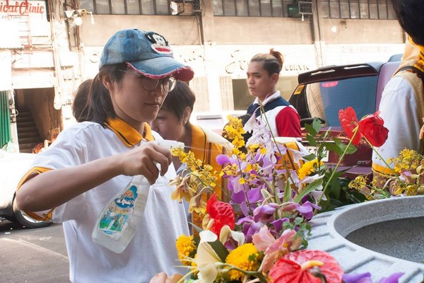 Philippines: Chùm ảnh Phật đản tổ chức xe hoa di động cho dân Phi tắm Phật chốn đô thị