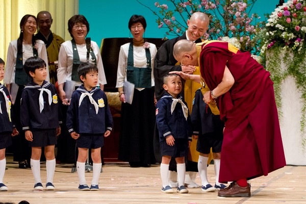 Đức Đạt Lai Lạt Ma xoa đầu chúc Phúc Cát tường và động viên các Thiếu nhi học sinh Phật tử trong dịp Lễ kỷ niệm lần thứ 40 của Hiệp hội Tăng sĩ trẻ Thiền phái Tào Động Nhật Bản (AJSYPA). 08/04/2015. (Ảnh: Tenzin Jigme)