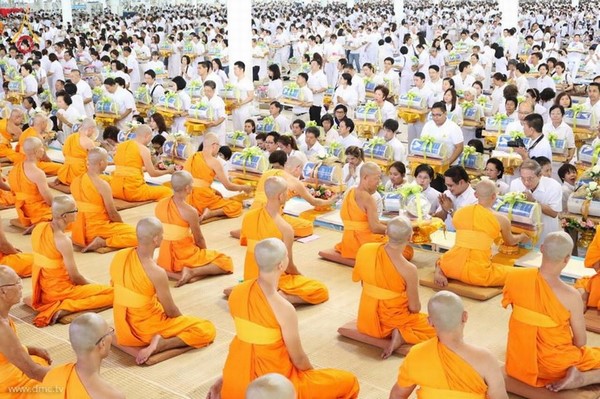 Thái Lan: Chùm ảnh lễ dâng áo mưa và đèn chiếu sáng mùa Hạ tại Dhammakaya
