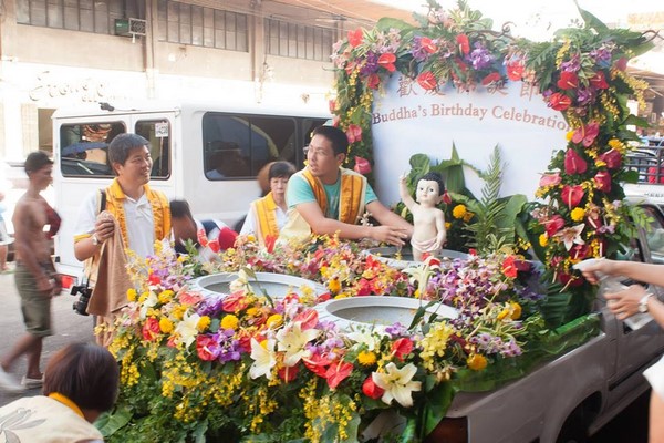 Philippines: Chùm ảnh Phật đản tổ chức xe hoa di động cho dân Phi tắm Phật chốn đô thị