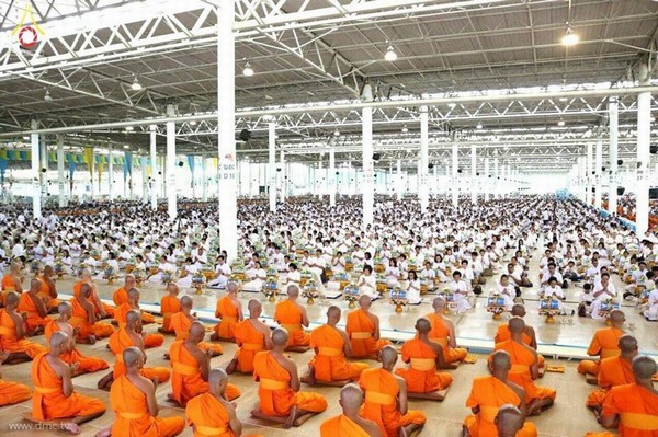 Thái Lan: Chùm ảnh lễ dâng áo mưa và đèn chiếu sáng mùa Hạ tại Dhammakaya