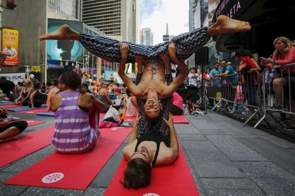 Chùm ảnh Tổng thư ký Liên Hợp Quốc tập yoga cùng ba vạn người