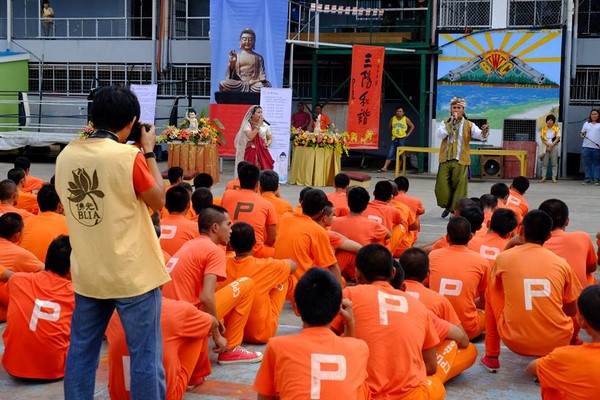 Philippines: Chùm ảnh Kính mừng Phật đản PL. 2559 tại nhà tù Cebu