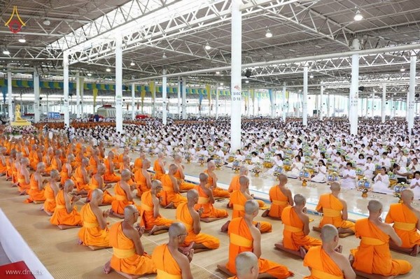 Thái Lan: Chùm ảnh lễ dâng áo mưa và đèn chiếu sáng mùa Hạ tại Dhammakaya